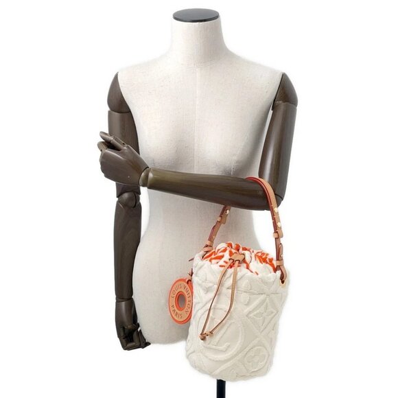 LOUIS VUITTON Bucket LV Vacation LV By the Pool/Pile Here - Picture 4 of 16